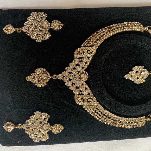 Beautiful Indian stone studded bridal 4pc set - Picture 2 of 6